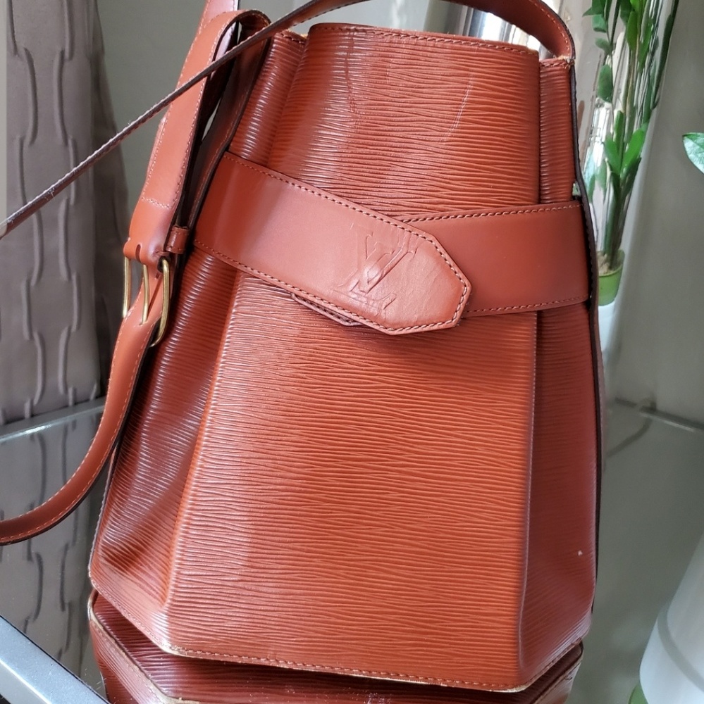 **SOLD**Louis Vuitton Epi De'paule PM